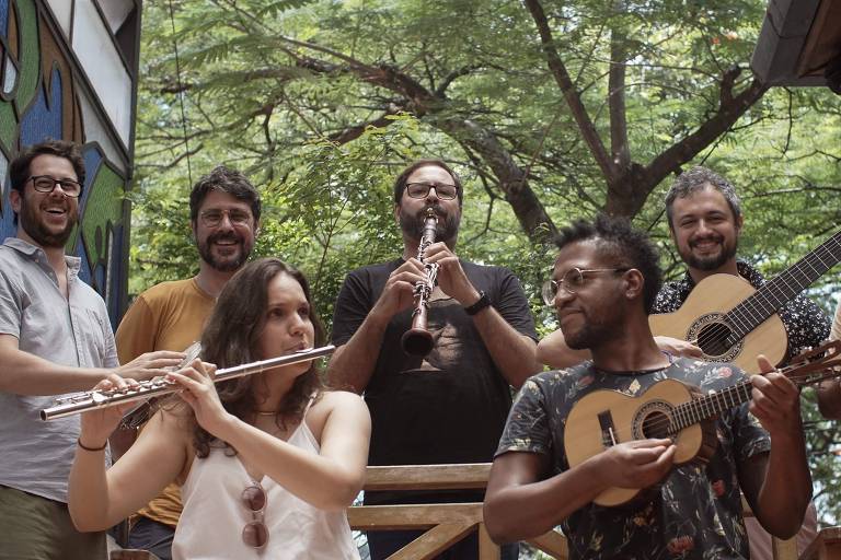 Em foto colorida, Integrantes da Escola de Choro de São Paulo posam para a câmera