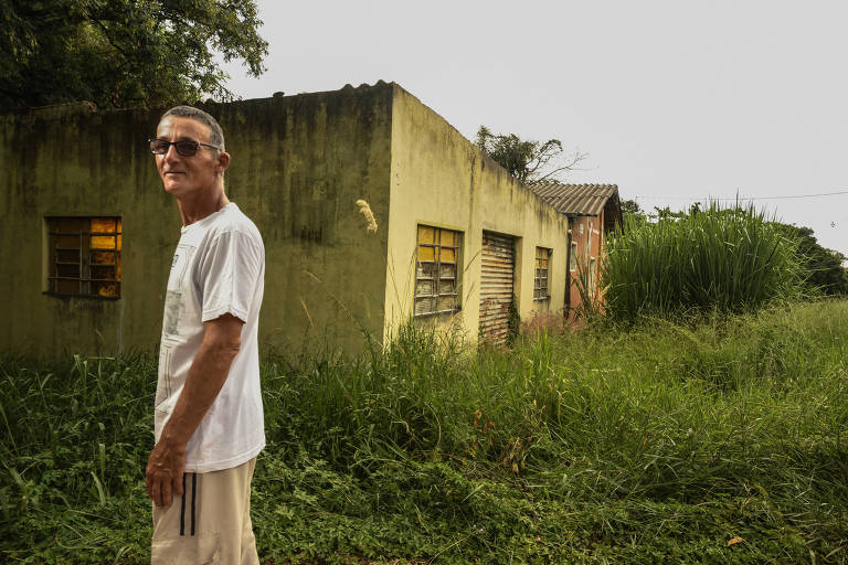 O pedreiro Marcos Meli, 56, filho de pais portadores de hanseníase, mostra o abandono de construções no antigo asilo-colônia Pirapitingui, em Itu, interior de São Paulo