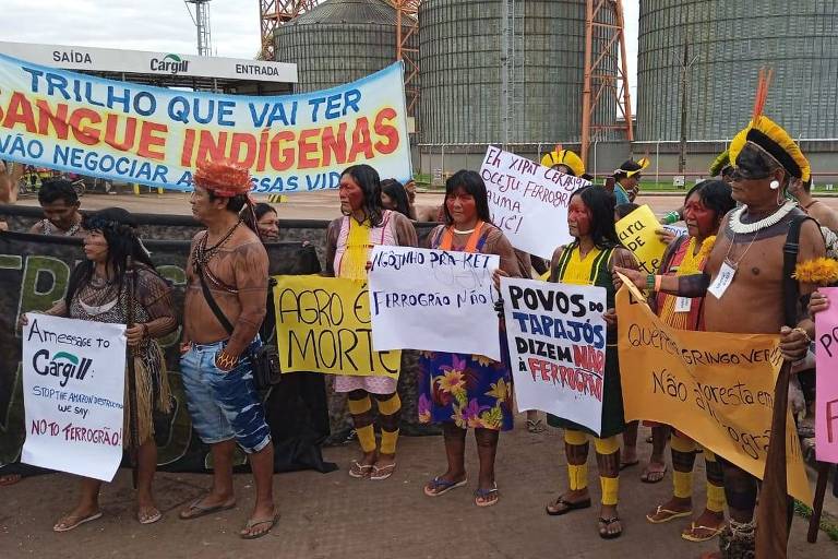 indígenas seguram cartazes em protesto