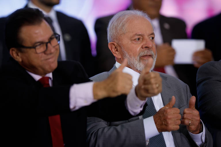 O presidente Lula (dir.) e o ministro do Trabalho, Luiz Marinho (esq.)