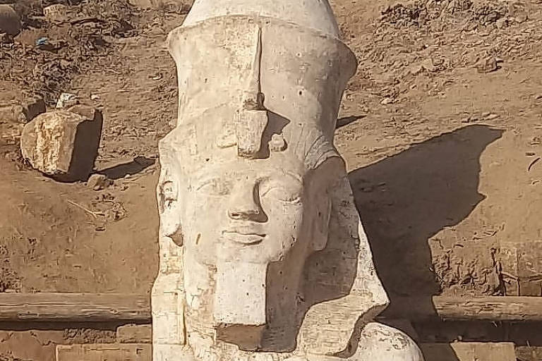 Parte superior de grande estátua de Ramsés 2º é desenterrada no Egito