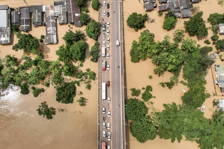 vista aérea de ponte em meio a área alagada