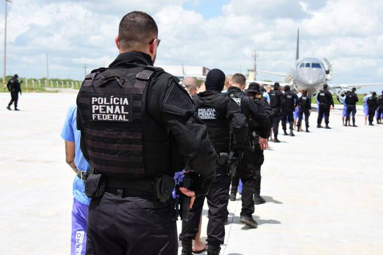 Policiais penais acompanham presos durante a transferência de Mossoró para outras unidades federais 