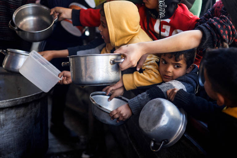 Comboio com ajuda humanitária é saqueado por 'pessoas desesperadas' em Gaza, diz ONU