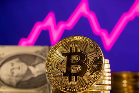 FILE PHOTO: A representation of bitcoin is seen in front of a stock graph and U.S. dollar in this illustration taken, January 24, 2022. REUTERS/Dado Ruvic/File Photo ORG XMIT: FW1