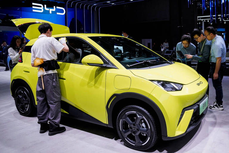 Imagem mostra carro amarelo elétrico da BYD em uma feira