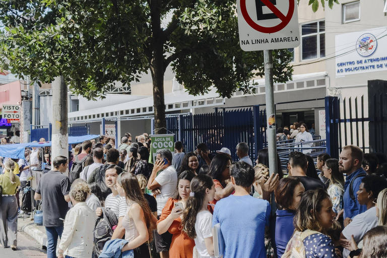 Solicitantes de visto em fila no Casv, na Vila Mariana; entrada no prédio só é permitida 15 minutos antes do horário agendado