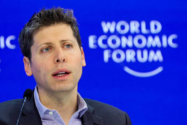 Homem jovem, branco, de cabelo castanho e olhos claros, aparece em frente a um fundo azul com os dizeres "World Economic Forum"