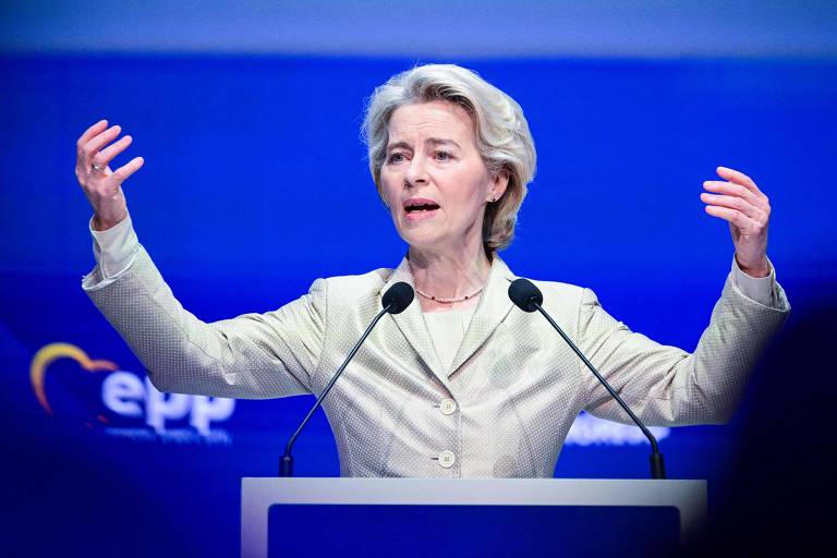 A presidente da Comissão Europeia, Ursula von der Leyen, durante discurso em congresso do Partido Popular Europeu em Bucareste, na Romênia