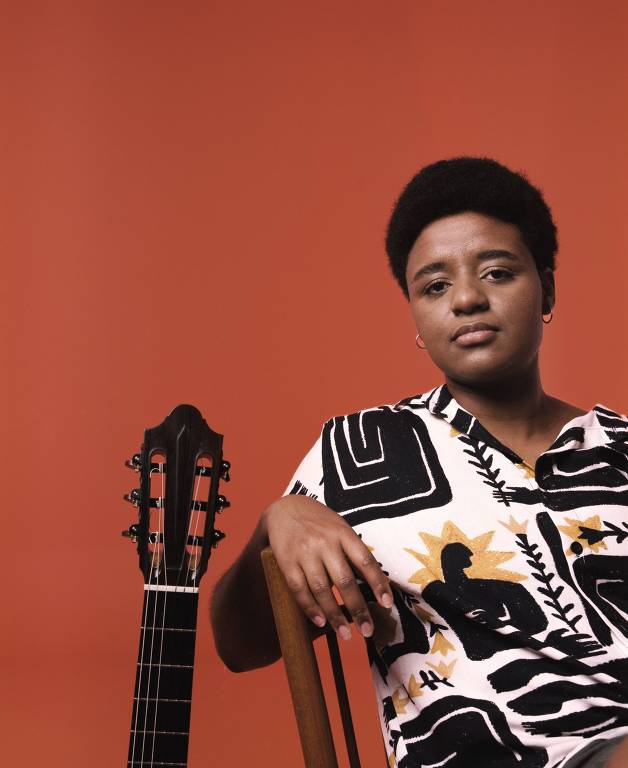 Em foto colorida, a violonista Gabriele Leite posa para a câmera