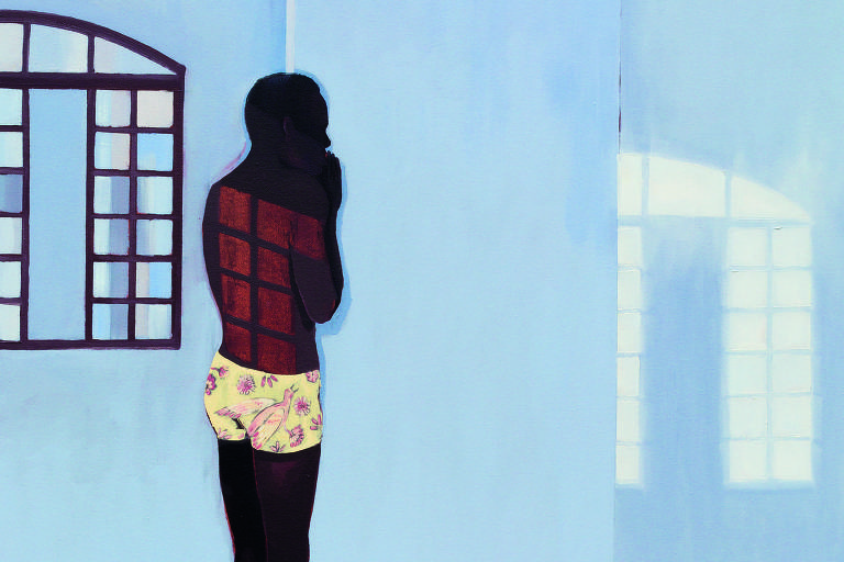 Pintura do artista Antônio Obá que ilustra capa do livro 'O Avesso da Pele', de Jeferson Tenório,  mostra uma pessoa negra de costas, vestindo uma cueca amarela com estampas florais. A pessoa está em frente a uma parede azul clara com uma janela de moldura marrom à esquerda. A luz que entra pela janela projeta sombras na parede e na pessoa.
