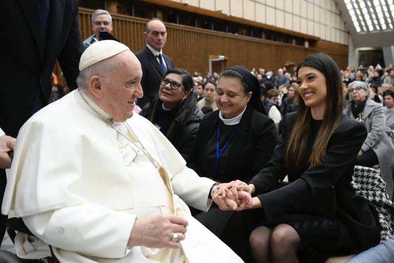 A Miss Brasil Mundo, Letícia Frota, foi recebida pelo papa Francisco em janeiro de 2023