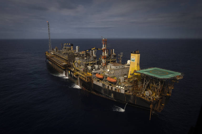 A plataforma de extração de petróleo tipo FPSO, P-57 da Petrobras, no Espírito Santo