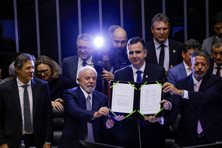 Em primeiro plano, da direita para a esquerda: Arthur Lira, Rodrigo Pacheco, Lula e Fernando Haddad durante promulgação da Reforma Tributária