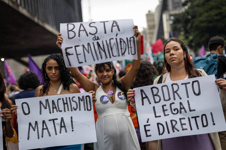 Movimentos sociais e estudantes se reunem na Avenida Paulista em ato pelo dia das Mulheres