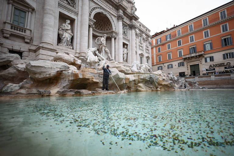 Roma cogita cobrar taxa de R$ 12 aos visitantes da Fontana di Trevi