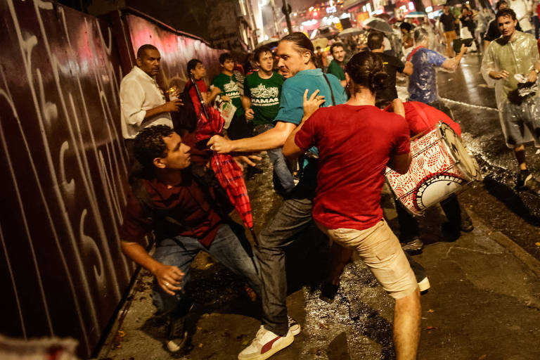 Partidos da esquerda radical trocam acusações após confusão no Dia da Mulher