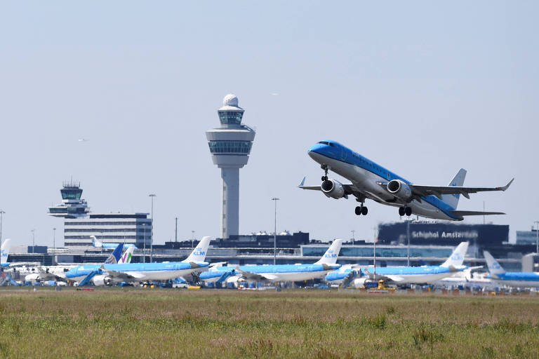 Avião decola no aeroporto de Schiphol, em Amsterdã