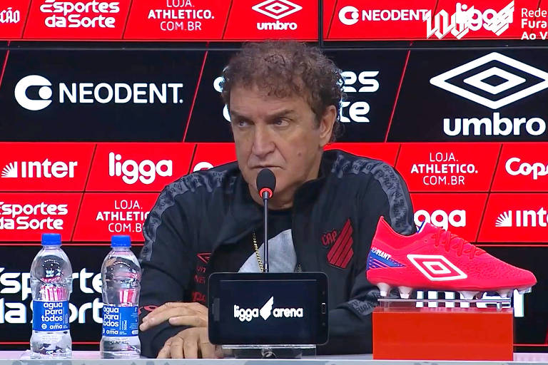 Cuca durante pronunciamento após vitória do Athletico-PR por 6 a 0 sobre o Londrina pelo Campeonato Paranaense