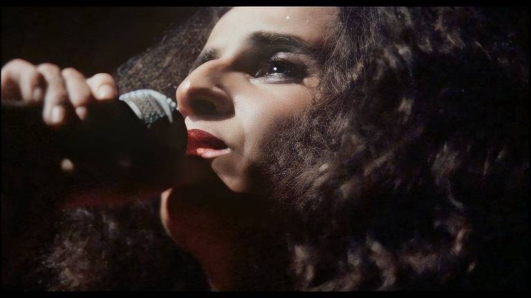 Em foto colorida, a cantora Maria Bethânia aparece cantando