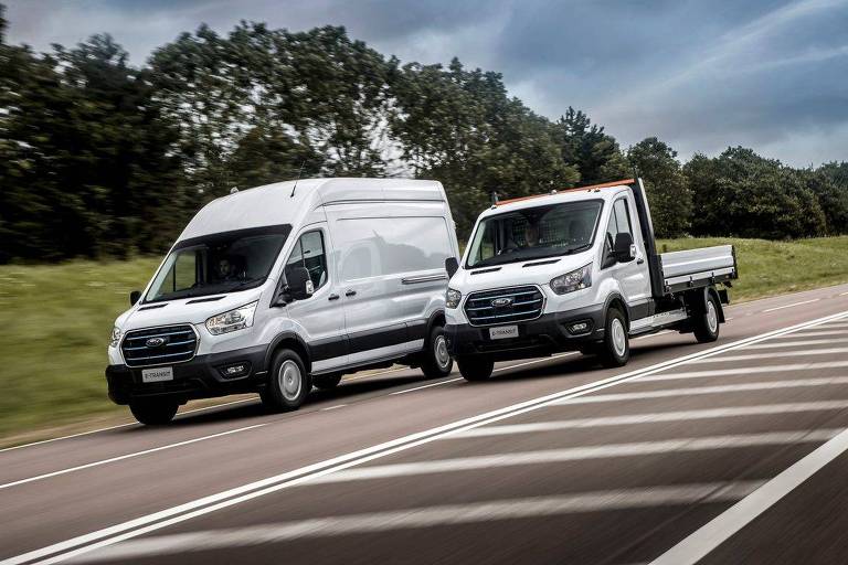 Ford e-Transit nas versões furgão (à esq.) e chassi na pista de testes