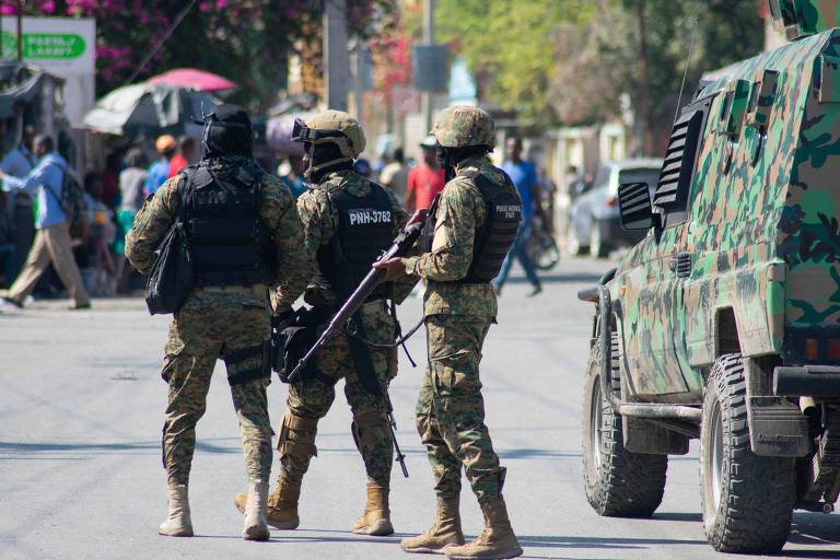 Membros da Polícia Nacional do Haiti na capital Porto Príncipe em meio a crise de violência