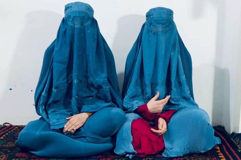 As irmãs afegãs que desafiam o Talibã cantando sob a burca