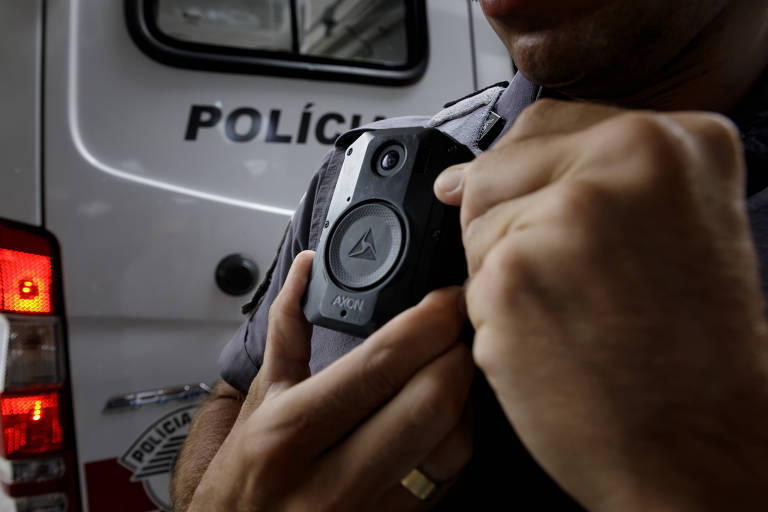 Câmeras corporais usadas nos uniformes de policiais militares em São Paulo