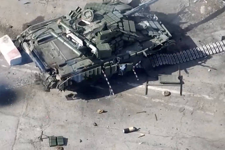 Imagem do governo russo mostra tanque ucraniano que teria sido destruído tentando entrar no país
