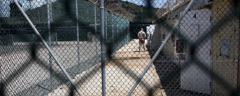 (NYT82) GUANTANAMO, Cuba -- Oct. 9, 2007 -- GITMO-RULING -- Detainees are still being held at Camp Delta at the Guantanamo Naval Station in Cuba in October 2007. In what appeared to be the first ruling of its kind, a federal judge has barred the Bush administration from sending a Guantanamo detainee to his home country, where he claims he would face torture, according to an order unsealed in Washington on Tuesday. (Todd Heisler/The New York Times) ORG XMIT: NYT82 DIREITOS RESERVADOS. NÃO PUBLICAR SEM AUTORIZAÇÃO DO DETENTOR DOS DIREITOS AUTORAIS E DE IMAGEM