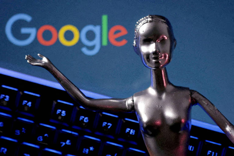 Foto ilustrativa mostra logo do Google e expressão artificial intelligence (inteligência artificial em inglês) atrás de manequim