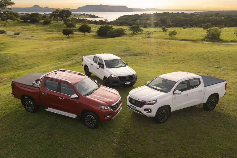 Fiat Titano em três versões sobre a grama Ranch (à esquerda), Endurance (centro) e Volcano 