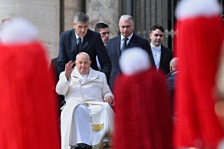 Papa Francisco nega boatos de renúncia e defende bênção a casais gays em livro