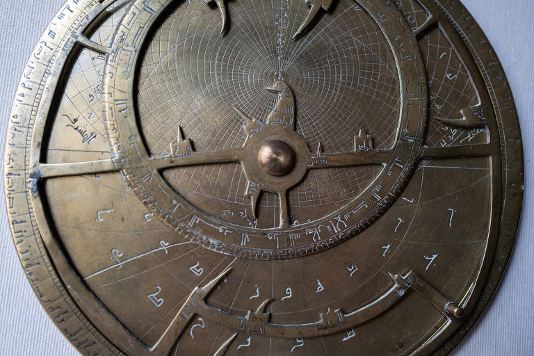 Ao fazer buscas online, historiadora chega a astrolábio raro do século 11