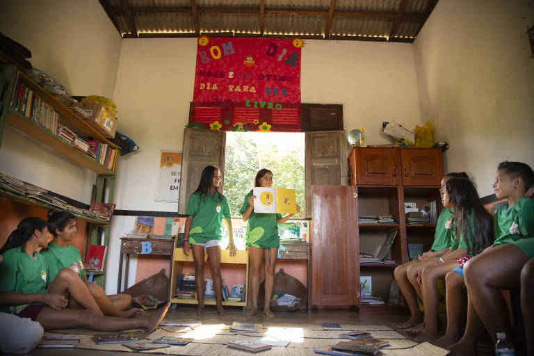 Roda de mediação de leitura feita pela Associação Vaga Lume na Amazônia Legal