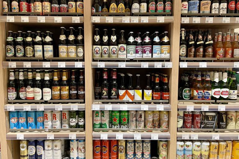 -Prateleira com cervejas russas e importadas em mercado no centro moscovita