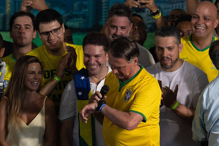 O ex-presidente Jair Bolsonaro, durante evento de lançamento da pré-candidatura do deputado Alexandre Ramagem, na quadra da escola de samba Mocidade, na zona oeste do Rio de Janeiro