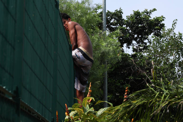 Moradores invadem piscina do CEU Butantã para se refrescar