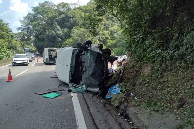 Capotamento de van deixa cerca de 20 feridos na via Anchieta, em SP