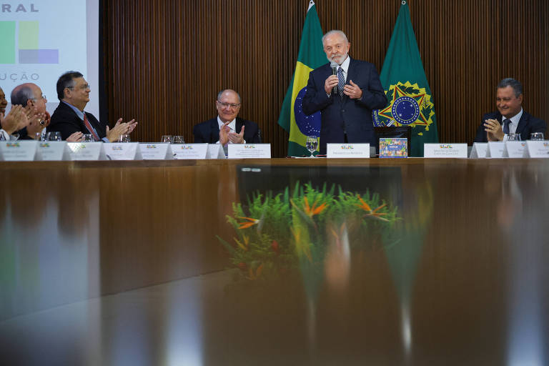 Brasília tem nesta segunda (18) reunião ministerial e repercussões sobre a trama golpista