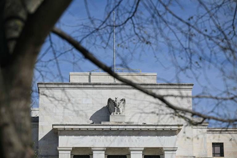 Fed mantém taxa de juros entre 5,25% e 5,50% nos EUA e sinaliza reduções neste ano