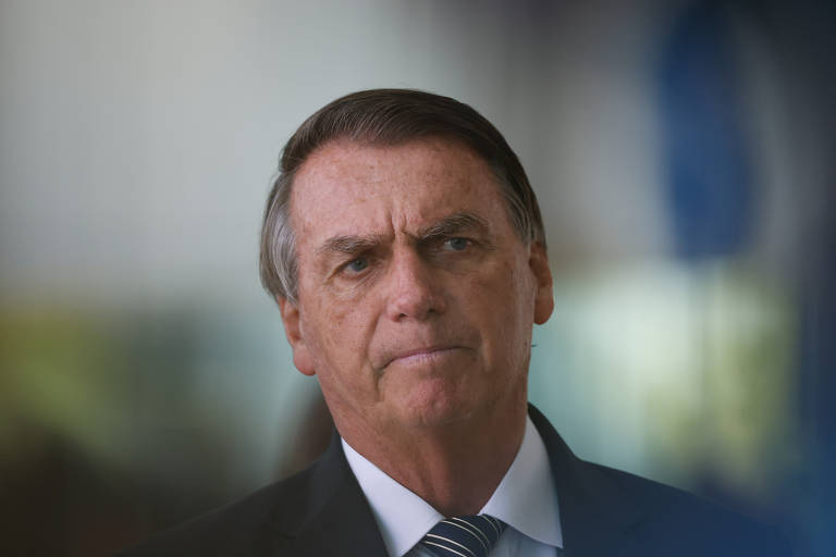 Imagem em close mostra o rosto de Jair Bolsonaro