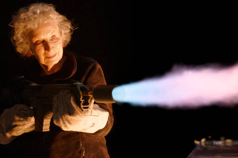 Margaret Atwood analisa autores e rechaça 'dever da literatura' em ensaios