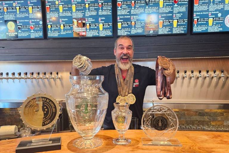 Marcos Schiavoni, mestre-cervejeiro da Sabores do Malte, de Maringá, com as medalhas do Concurso Brasileiro de Cerveja