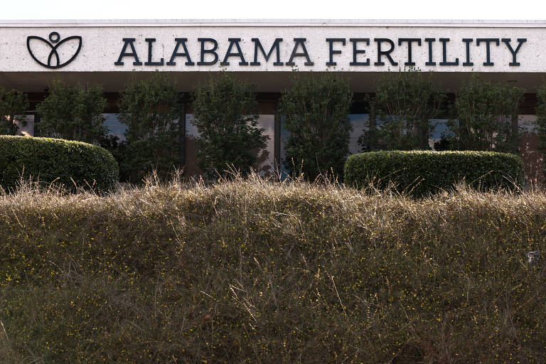 Fotografia de fachada de clínica, em que se lê "Alabama Fertility"