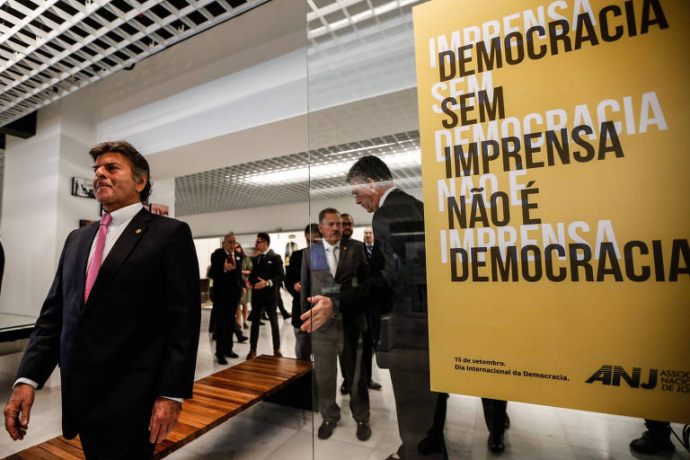 O ministro Luiz Fux, então presidente do STF, caminha na abertura de exposição sobre liberdade de imprensa realizada em 2022
