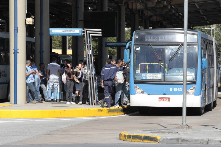 Vídeo mostra passageiro em dia de fúria quebrando terminal após esperar horas por ônibus