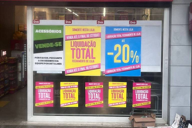 Frente de loja mostra ofertas de produtos com descontos