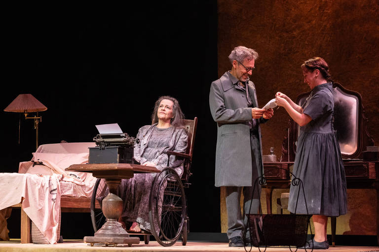 Cena de "O Vazio na Mala", em cartaz no Teatro Sesi-SP