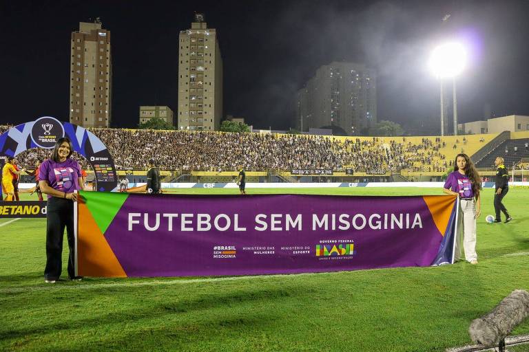 Governo promove campanha 'Futebol sem misoginia' antes de jogos